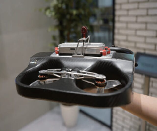 室内用ドローン「BIM×Drone」を手に載せた写真