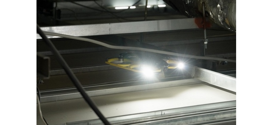 アイビス2が天井を点検飛行している画像