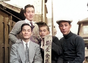 写真:創業者 渡邊 昇（左端）