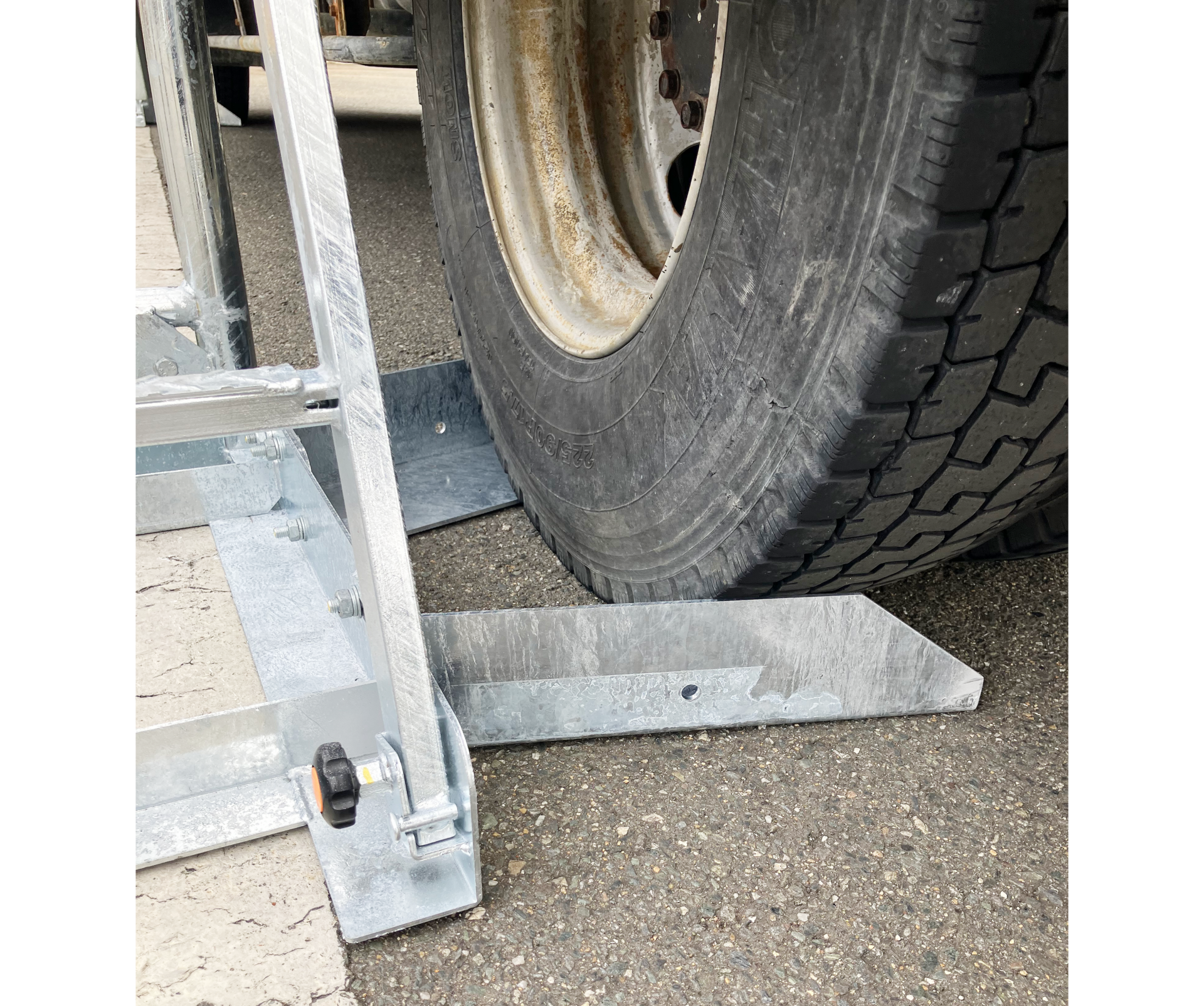 階段付きトラックスタンション　使用例　 タイヤ差込み